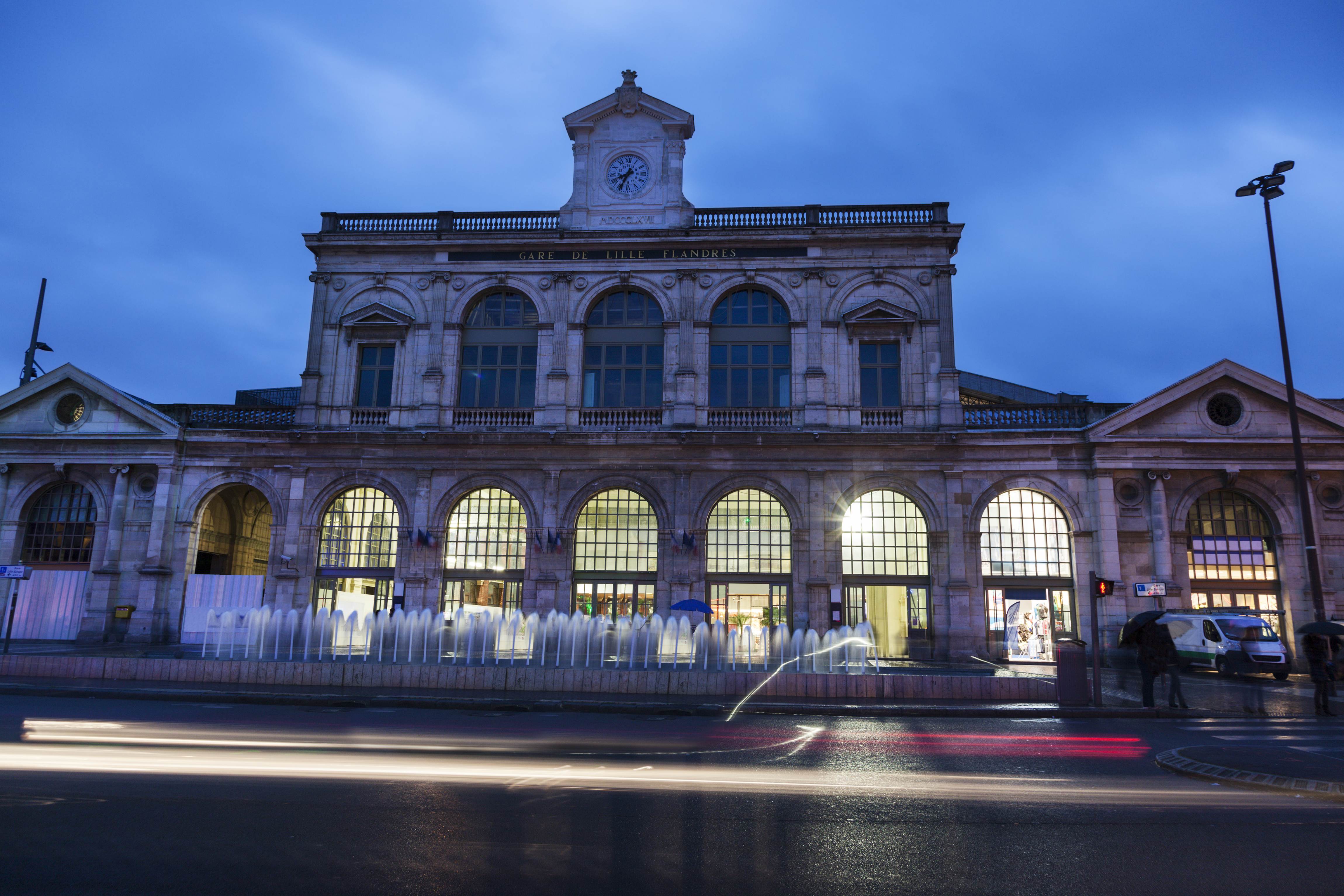 Gare de Lille-Flandres de jour — prise en charge taxi devant la gare